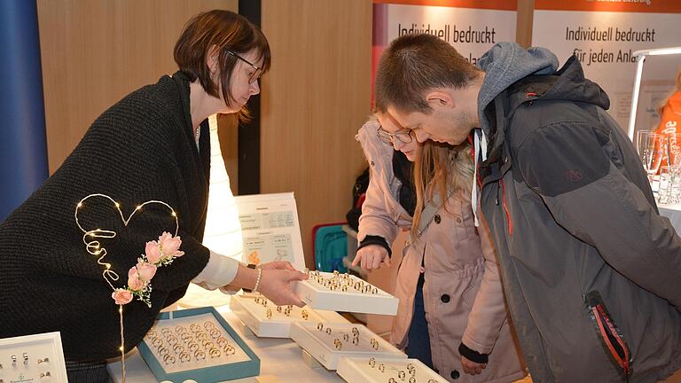 Die Auswahl des Traurings will wohlüberlegt sein. Auf der Hochzeitsmesse in Bad Neustadt (Archivfoto) gibt es hierzu Anregungen. Die Auswahl des Traurings will wohlüberlegt sein. Auf der Hochzeitsmesse in Bad Neustadt (Archivfoto) gibt es hierzu Anregungen. 