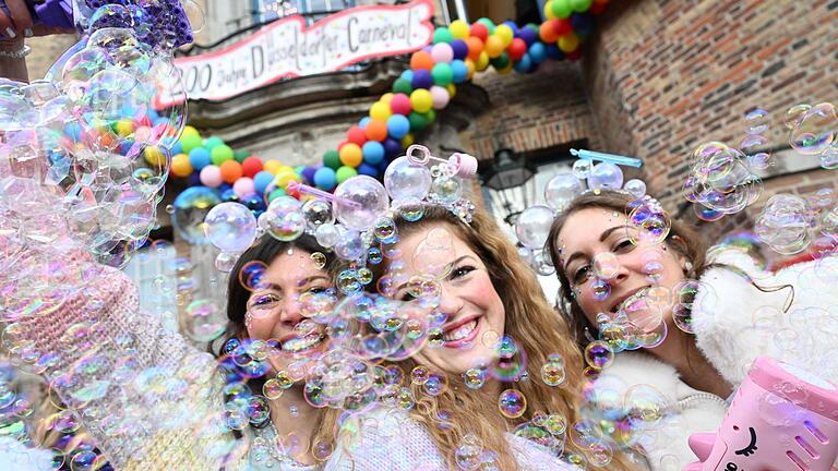 Weiberfastnacht im Rheinland - Beginn des Straßenkarnevals - Auch am Wochenende dürfte es viele Menschen auf die Straßen der Karnevalshochburgen ziehen. Das Wetter macht ihnen laut Wetterdienst keinen Strich durch die Rechnung. Weiberfastnacht im Rheinland - Beginn des Straßenkarnevals - Auch am Wochenende dürfte es viele Menschen auf die Straßen der Karnevalshochburgen ziehen. Das Wetter macht ihnen laut Wetterdienst keinen Strich durch die Rechnung.
