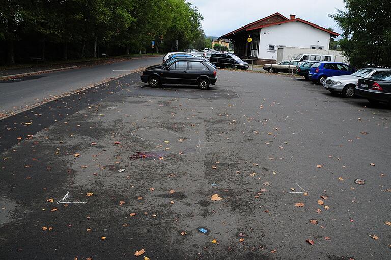 Auf dem Parkplatz am Bahnhof in Bad Soden-Salmünster zeichnete die Polizei die Fundstelle des schwer verletzten Mannes nach. Auf dem Parkplatz am Bahnhof in Bad Soden-Salmünster zeichnete die Polizei die Fundstelle des schwer verletzten Mannes nach.