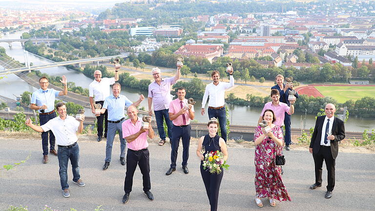 Frankens beste Weine wurden auf der Steinburg ausgezeichnet: Unser Bild zeigt die Preisträger zusammen mit der Fränkischen Weinkönigin Carolin Meyer (Mitte), Artur Steinmann, Präsident des Fränkischen Weinbauverbandes (rechts), und Wettbewerbsinitiator Hermann Mengler&nbsp;(links).