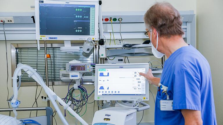 Auf der in der Intensivstation im Juliusspital Würzburg beobachtet Intensivpfleger Joachim Päckert ein&nbsp;Beatmungsgerät mit Überwachungsmonitor (Symbolfoto).&nbsp;