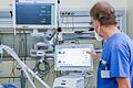 Auf der in der Intensivstation im Juliusspital Würzburg beobachtet Intensivpfleger Joachim Päckert ein&nbsp;Beatmungsgerät mit Überwachungsmonitor (Symbolfoto).&nbsp;