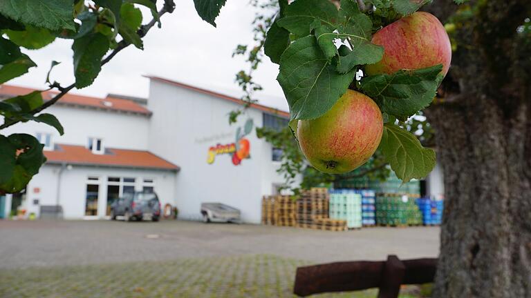 Apfel und Apfelsaft sollen beim neuen Projekt der Kreuzbergallianz, das den Titel „Ortsaft“ trägt, eine wichtige Rolle spielen. Aber nicht alle Beteiligten konnten sich dafür erwärmen.