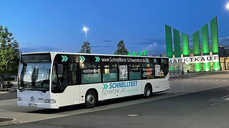 Wer einen Antigen-Schnelltest machen möchte, der hat in Schweinfurt viele Möglichkeiten dazu – beispielsweise beim Testbus auf dem Marktkauf-Parkplatz.