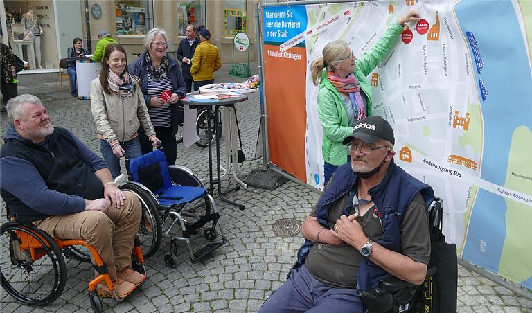 Auf dem Stadtplan markiert Hannelore Freitag einen Barrierepunkt, beobachtet (von links) von Gerd Herold, Sabrina Stemplowski und Astrid Glos.