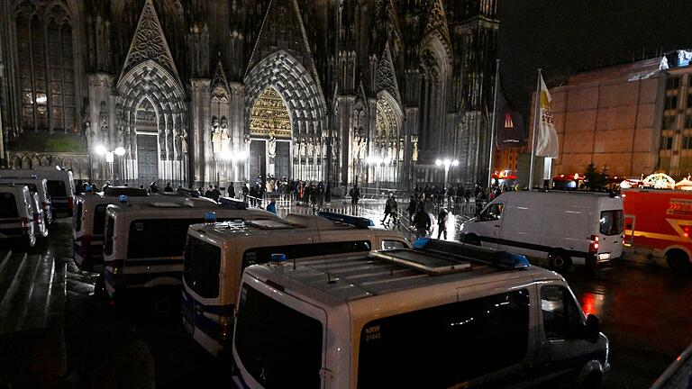 Kölner Dom.jpeg - Nach Hinweisen auf mögliche Anschlagspläne wurden die Sicherheitsmaßnahmen am Kölner Dom erhöht. Kölner Dom.jpeg - Nach Hinweisen auf mögliche Anschlagspläne wurden die Sicherheitsmaßnahmen am Kölner Dom erhöht.