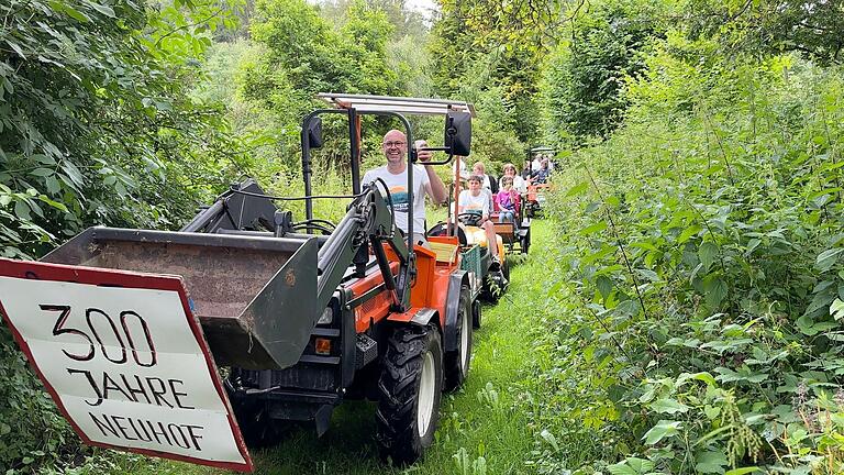 Angeführt von Australier Josh Larsen führte der Festzug durch Orstkern und Hohlweg. Angeführt von Australier Josh Larsen führte der Festzug durch Orstkern und Hohlweg.