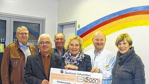 5000 Euro vom Förderverein - (eug) Der Förderverein krebskranker und schwerkranker Kinder Hambach unterstützt die Entwicklung neuer Therapieansätze in der Kinderonkologie. Der Verein übergab 5000 Euro an die Kinderonkologie der Universitäts-Kinderklinik Würzburg. Dreiviertel aller an Krebs erkrankten Kinder könnten bereits dauerhaft geheilt werden, bei einem Viertel der Kinder sei das noch nicht möglich, heißt es in einer Pressemitteilung des Fördervereins. Hier entwickelt das Würzburger Team neue innovative Therapieverfahren. Mit diesen Verfahren hoffen die Forscher, die Prognose von Kindern mit Krebs dauerhaft verbessern zu können. Dabei würden zwei neuartige Ansätze verfolgt. Die Arbeitsgruppe von Prof. Eyrich entwickelt eine Tumorimpfung, mit der sogenannte Wächterzellen des Immunsystems dem Körper helfen, verbleibende Krebszellen zu erkennen. Die Arbeitsgruppe von Priv. Dozent Dr. Wölfl vermehrt Immunzellen, die in der Lage sind bestimmte Tumorzellen gezielt zu zerstören. Für diese beiden Forschungsprojekte wird die Spende eingesetzt werden. Unser Bild zeigt Vertreter von Förderverein und Uniklinik. 5000 Euro vom Förderverein - (eug) Der Förderverein krebskranker und schwerkranker Kinder Hambach unterstützt die Entwicklung neuer Therapieansätze in der Kinderonkologie. Der Verein übergab 5000 Euro an die Kinderonkologie der Universitäts-Kinderklinik Würzburg. Dreiviertel aller an Krebs erkrankten Kinder könnten bereits dauerhaft geheilt werden, bei einem Viertel der Kinder sei das noch nicht möglich, heißt es in einer Pressemitteilung des Fördervereins. Hier entwickelt das Würzburger Team neue innovative Therapieverfahren. Mit diesen Verfahren hoffen die Forscher, die Prognose von Kindern mit Krebs dauerhaft verbessern zu können. Dabei würden zwei neuartige Ansätze verfolgt. Die Arbeitsgruppe von Prof. Eyrich entwickelt eine Tumorimpfung, mit der sogenannte Wächterzellen des Immunsystems dem Körper helfen, verbleibende Krebszellen zu erkennen. Die Arbeitsgruppe von Priv. Dozent Dr. Wölfl vermehrt Immunzellen, die in der Lage sind bestimmte Tumorzellen gezielt zu zerstören. Für diese beiden Forschungsprojekte wird die Spende eingesetzt werden. Unser Bild zeigt Vertreter von Förderverein und Uniklinik.