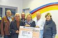 5000 Euro vom Förderverein       -  (eug)   Der Förderverein krebskranker und schwerkranker Kinder Hambach unterstützt die Entwicklung neuer Therapieansätze in der Kinderonkologie. Der Verein übergab 5000 Euro an die Kinderonkologie der Universitäts-Kinderklinik Würzburg. Dreiviertel aller an Krebs erkrankten Kinder könnten bereits dauerhaft geheilt werden, bei einem Viertel der Kinder sei das noch nicht möglich, heißt es in einer Pressemitteilung des Fördervereins. Hier entwickelt das Würzburger Team neue innovative Therapieverfahren. Mit diesen Verfahren hoffen die Forscher, die Prognose von Kindern mit Krebs dauerhaft verbessern zu können. Dabei würden zwei neuartige Ansätze verfolgt. Die Arbeitsgruppe von Prof. Eyrich entwickelt eine Tumorimpfung, mit der sogenannte Wächterzellen des Immunsystems dem Körper helfen, verbleibende Krebszellen zu erkennen. Die Arbeitsgruppe von Priv. Dozent Dr. Wölfl vermehrt Immunzellen, die in der Lage sind bestimmte Tumorzellen gezielt zu zerstören. Für diese beiden Forschungsprojekte wird die Spende eingesetzt werden. Unser Bild zeigt Vertreter von Förderverein und Uniklinik.