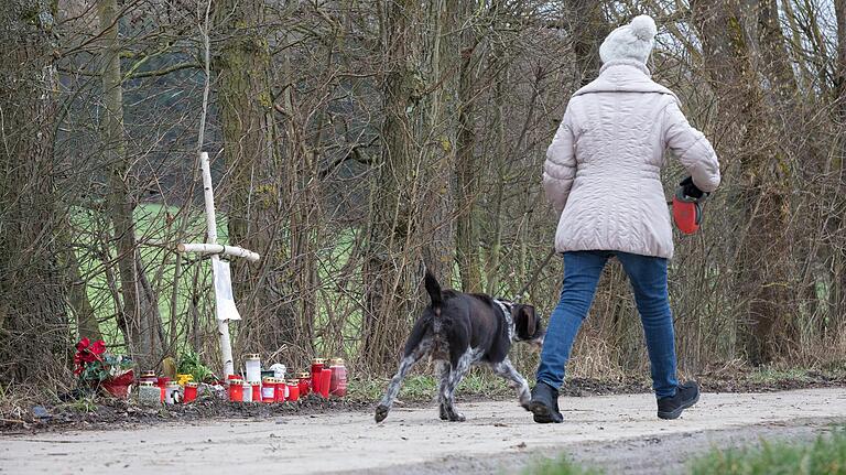 Rund 400 Meter von der Staatstraße 2298 entfernt liegt der Unfallort im Gehägsweg, wo Blumen und Kerzen an den Tod der 26-jährigen Spaziergängerin erinnern, die am 6. Januar 2018 bei einem Verkehrsunfall am Ortsrand von Hettstadt ums Lebens kam. Rund 400 Meter von der Staatstraße 2298 entfernt liegt der Unfallort im Gehägsweg, wo Blumen und Kerzen an den Tod der 26-jährigen Spaziergängerin erinnern, die am 6. Januar 2018 bei einem Verkehrsunfall am Ortsrand von Hettstadt ums Lebens kam.