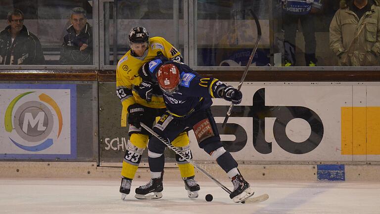 Noch immer auf der Intensivstation: Milan Kopecky (links, hier bei einem Spiel 2018 in Schweinfurt im Duell mit dem damaligen Schweinfurter Marc Zajic). Noch immer auf der Intensivstation: Milan Kopecky (links, hier bei einem Spiel 2018 in Schweinfurt im Duell mit dem damaligen Schweinfurter Marc Zajic).