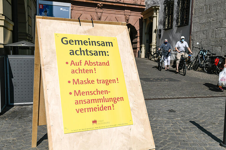Im Würzburger Stadtgebiet weisen Plakate auf die AHA-Regelungen hin. Im Würzburger Stadtgebiet weisen Plakate auf die AHA-Regelungen hin.
