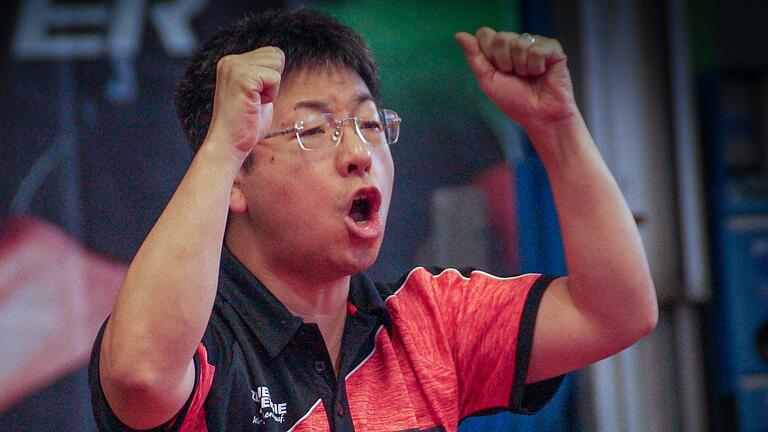 Da freut er sich: Jetzt hat Koji Itagaki sogar einen Olympiasieger auf der Liste seiner Tischtennis-Schützlinge. Da freut er sich: Jetzt hat Koji Itagaki sogar einen Olympiasieger auf der Liste seiner Tischtennis-Schützlinge.