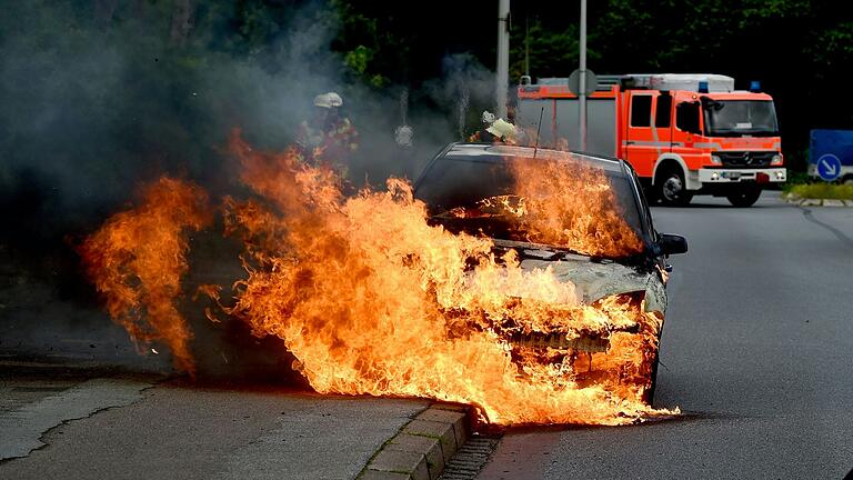 Wenn ein Auto brennt, sollte man immer Abstand halten. Dies gilt vor allem bei Elektroautos. Für die Feuerwehren bedeutet dies, bei den Löscharbeiten entsprechende Vorschriften zu beachten.