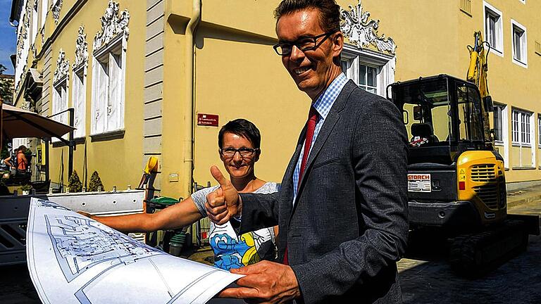 Die ersten Bagger sind in der Neubaustraße vorgefahren: Das Hotel Rebstock baut bis 3. September um. Im Bild: Bauleiterin Judith Ruckert und Hotelchef Christoph Unckell.