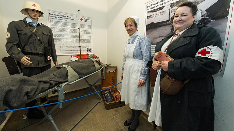 Michaela Ferger (rechts) mit Adelheid Saul begleiteten die Führung durch das Bunkermuseum in historischen Uniformen.