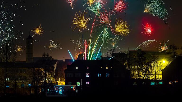 Feuerwerk über den Dächern Schweinfurts.&nbsp;