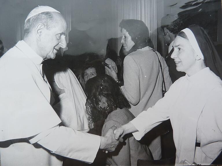 Audienz in Rom: die 43-jährige Schwester Liboria mit Papst Paul VI. im Jahre 1974.