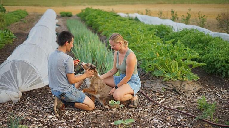 Franziska Bader zusammen mit Josef Huber (beide 27), der sie tatkräftig unterstützt, und Trüffelhund Chelli, ein Mini Australian Shepherd.