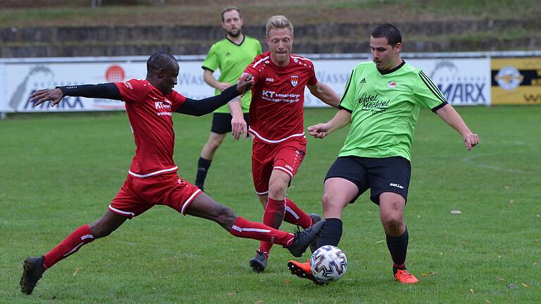 Gerolzhofens Austine Okoro (links, hier in der Partie gegen den VfL Volkach) besorgte mit seinem 2:0 über die FTS-Reserve die Vorentscheidung. Am Ende hieß es 3:0&nbsp; für den Tabellenzweiten.&nbsp;