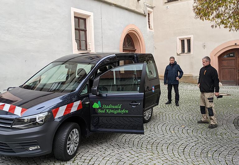 Ein neues (gebrauchtes) Fahrzeug für die Waldarbeiter wurde angeschafft, das Bürgermeister Thomas Helbling und Vorarbeiter Frank Nieder begutachten. Ein neues (gebrauchtes) Fahrzeug für die Waldarbeiter wurde angeschafft, das Bürgermeister Thomas Helbling und Vorarbeiter Frank Nieder begutachten.