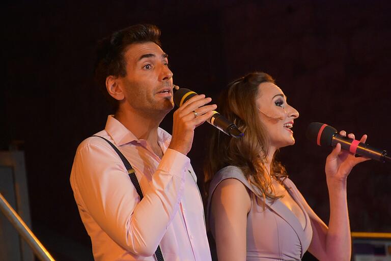 Auch am späten Abend des fantastischen Festspiel-Cocktail liesen Manuel Jadue und Felicitas Reinhardt mit 'Immer wieder geht so Sonne auf' es Tag werden. Auch am späten Abend des fantastischen Festspiel-Cocktail liesen Manuel Jadue und Felicitas Reinhardt mit 'Immer wieder geht so Sonne auf' es Tag werden.