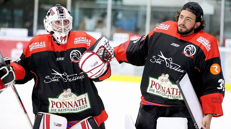 Haßfurts Schlussmann Nicolas Hetzel (links, rechts sein Stellvertreter Luca Feitl) feierte mit dem ESC zwar einen 6:2-Sieg gegen den EHC Bayreuth, doch blieb ihm der erste Erfolg ohne Gegentor verwehrt.&nbsp;