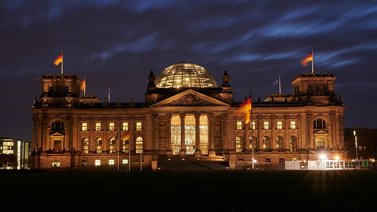 Der Reichstag in Berlin ist Sitz des Deutschen Bundestags. Über 60 Kandidatinnen und Kandidaten allein aus Unterfranken bewerben sich bei der Wahl am Sonntag um einen Sitz im nationalen Parlament.