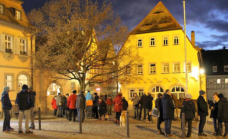 In der Volkacher Altstadt trafen sich am Montag rund 35 Demonstranten.