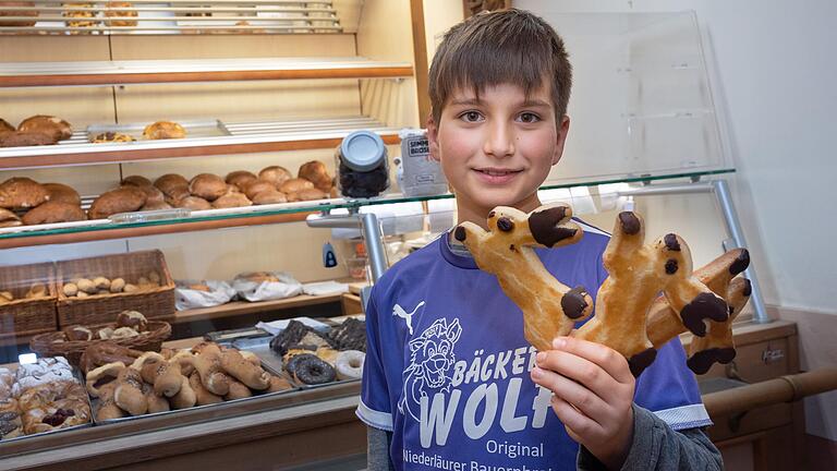 Der zehnjährige Luca Wolf präsentiert in der Bäckerei seines Vaters in Niederlauer österliche Mürbteighasen. Auch die anderen Bäcker in Rhön-Grabfeld bieten zu Ostern Traditionelles an. Der zehnjährige Luca Wolf präsentiert in der Bäckerei seines Vaters in Niederlauer österliche Mürbteighasen. Auch die anderen Bäcker in Rhön-Grabfeld bieten zu Ostern Traditionelles an.