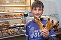 Der zehnjährige Luca Wolf präsentiert in der Bäckerei seines Vaters in Niederlauer österliche Mürbteighasen. Auch die anderen Bäcker in Rhön-Grabfeld bieten zu Ostern Traditionelles an.
