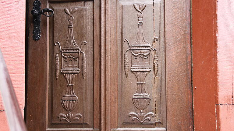Ähnliche Schmuckelemente sind auch an der Kirche in Langendorf zu finden. - Ähnliche Schmuckelemente sind auch an der Kirche in Langendorf zu finden. Ähnliche Schmuckelemente sind auch an der Kirche in Langendorf zu finden. - Ähnliche Schmuckelemente sind auch an der Kirche in Langendorf zu finden.