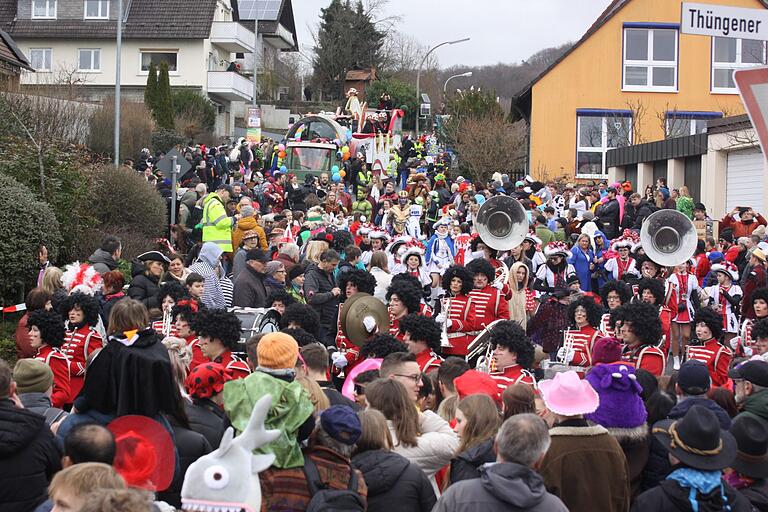 In der Kolpingstraße war die Stimmung beim Retzbacher Faschingszug wieder famos. In der Kolpingstraße war die Stimmung beim Retzbacher Faschingszug wieder famos.