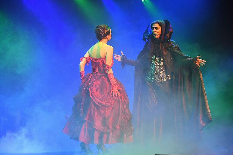 Bei Tanz der Vampire wurde es schaurig schön und es durfte auch einmal etwas Theaterblut beim finalen Biss fließen. Bei Tanz der Vampire wurde es schaurig schön und es durfte auch einmal etwas Theaterblut beim finalen Biss fließen.