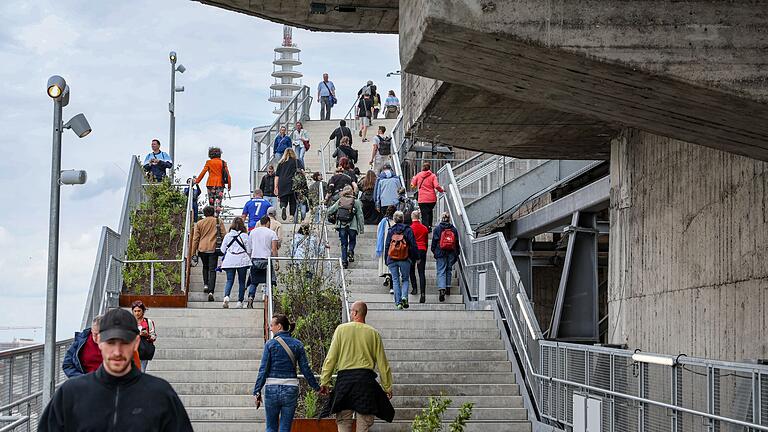 Grüner Bunker in St. Pauli nun für alle offen       -  Besucherandrang auf dem Weg nach oben
