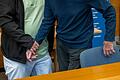 Prozessbeginn gegen dementen 93-Jährigen       -  Ein Pfleger führte den alten Mann in den Gerichtssaal.