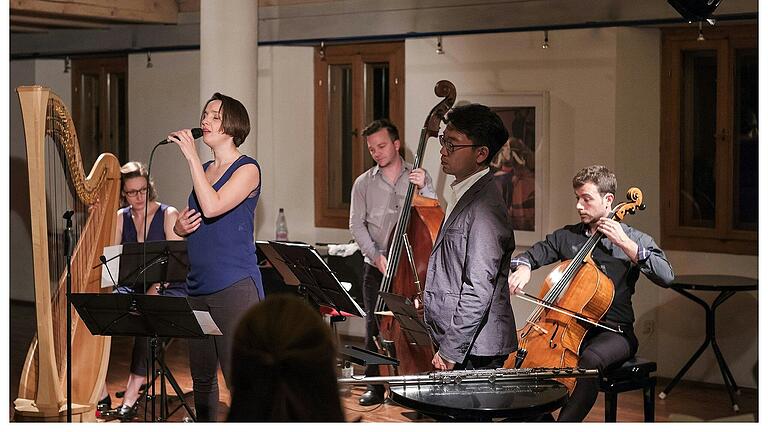 Bei Ars Musica in Aub liegt der Schwerpunkt auf klassischer Musik. Im Bild ein Auftritt von Künstlern und Künstlerinnen der Musikinitiative Metropolmusik aus Nürnberg im Saal des Hauses Ars Musica. Bei Ars Musica in Aub liegt der Schwerpunkt auf klassischer Musik. Im Bild ein Auftritt von Künstlern und Künstlerinnen der Musikinitiative Metropolmusik aus Nürnberg im Saal des Hauses Ars Musica.
