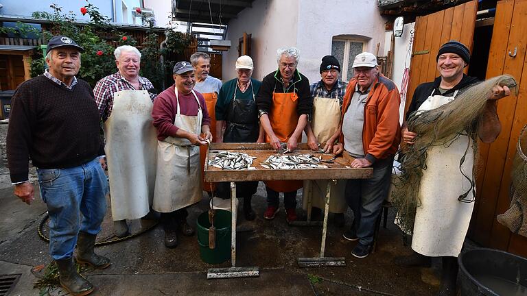 Neben ihren Mitgliedern kann die Randersackerer Fischerzunft auf einen Kreis von Helfern bauen, die die Vorbereitung des Fischmarkts tatkräftig unterstützen, wie hier beim Säubern der frisch gefangenen Meefischli. Links im Bild Obermeister Hubert Foto: Gerhard Meißner Neben ihren Mitgliedern kann die Randersackerer Fischerzunft auf einen Kreis von Helfern bauen, die die Vorbereitung des Fischmarkts tatkräftig unterstützen, wie hier beim Säubern der frisch gefangenen Meefischli. Links im Bild Obermeister Hubert Foto: Gerhard Meißner