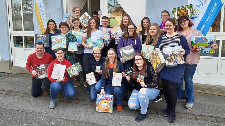 Über 20 Spielerklärer haben sich am Wochenende auf die neunten Haßberger Spieletage vorbereitet. In der Geschäftsstelle des KJR Haßberge wurden aktuelle Spiele ausprobiert und Organisatorisches besprochen. Über 20 Spielerklärer haben sich am Wochenende auf die neunten Haßberger Spieletage vorbereitet. In der Geschäftsstelle des KJR Haßberge wurden aktuelle Spiele ausprobiert und Organisatorisches besprochen.