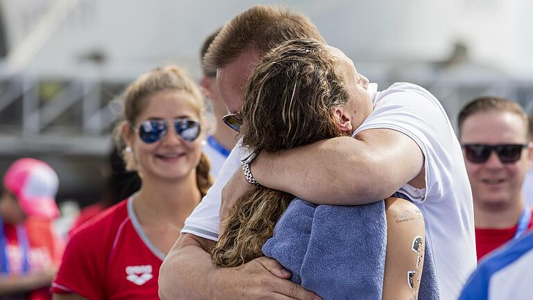 Alexander Beck herzt seine Tochter Leonie, nachdem sie sich bei der Weltmeisterschaft in Südkorea 2019 für die Olympischen Spiele in Tokio qualifiziert hat.