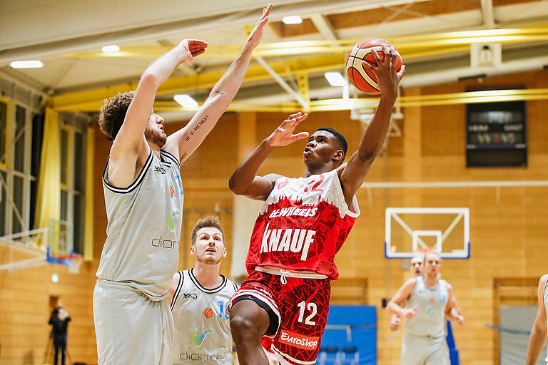 Elijah Ndi (rechts) beim Korbleger im Regionalliga-Derby zwischen der s.Oliver Würzburg Akademie und der TG Sprintis Veitshöchheim.