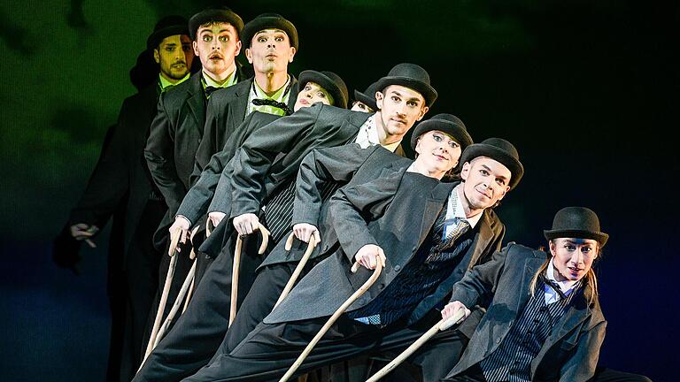 Mit Stock, Melone und Frack wurde Charlie Chaplin zur Ikone des Stummfilms. Auf der Bühne des Mainfranken Theaters tanz eine ganze Schar seiner weltberühmten Figur des Tramps. Mit Stock, Melone und Frack wurde Charlie Chaplin zur Ikone des Stummfilms. Auf der Bühne des Mainfranken Theaters tanz eine ganze Schar seiner weltberühmten Figur des Tramps.