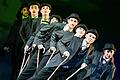 Mit Stock, Melone und Frack wurde Charlie Chaplin zur Ikone des Stummfilms. Auf der Bühne des Mainfranken Theaters tanz eine ganze Schar seiner weltberühmten Figur des Tramps.