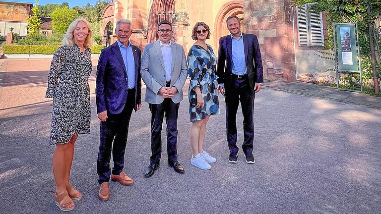 Der Wissenschaftsstandort Kloster Bronnbach soll gestärkt werden: (von links) Dezernentin Ursula Mühleck, Unternehmer Manfred Wittenstein und Landrat Christoph Schauder mit Kanzlerin Katrin Schoppa-Bauer und Lutz Pöhlmann von der Universität Mannheim. Der Wissenschaftsstandort Kloster Bronnbach soll gestärkt werden: (von links) Dezernentin Ursula Mühleck, Unternehmer Manfred Wittenstein und Landrat Christoph Schauder mit Kanzlerin Katrin Schoppa-Bauer und Lutz Pöhlmann von der Universität Mannheim.