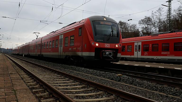 Es läuft ganz und gar nicht rund: Der Regionalexpress zwischen Würzburg und Nürnberg – hier beim Stopp in Kitzingen – hat mit großen Problemen zu kämpfen. Kaputte Züge ließen die Kapazität deutlich schrumpfen. Inzwischen werden Reisende sogar stehengelassen. Es läuft ganz und gar nicht rund: Der Regionalexpress zwischen Würzburg und Nürnberg – hier beim Stopp in Kitzingen – hat mit großen Problemen zu kämpfen. Kaputte Züge ließen die Kapazität deutlich schrumpfen. Inzwischen werden Reisende sogar stehengelassen. 