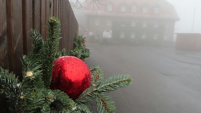 Die Christbaumkugeln am Kreuzberg waren am Sonntag leicht mit Schnee überzuckert. Die Christbaumkugeln am Kreuzberg waren am Sonntag leicht mit Schnee überzuckert.