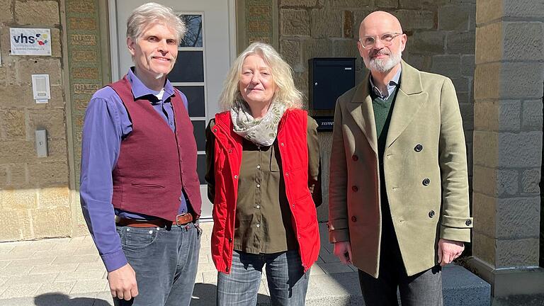 Christian Ruser, Helga Rhein und Holger Weininger von der Volkshochschule Landkreis Haßberge ärgern sich über höhere Tarife für die Nutzung von Räumen in Knetzgau. Christian Ruser, Helga Rhein und Holger Weininger von der Volkshochschule Landkreis Haßberge ärgern sich über höhere Tarife für die Nutzung von Räumen in Knetzgau.