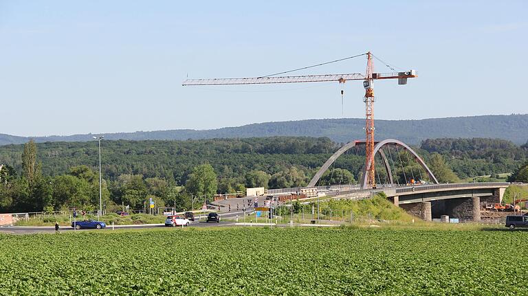 Am Autobahnzubringer bei Horhausen entsteht eine neue Brücke über den Main. Im September 2023 sollen die Arbeiten abgeschlossen sein. Am Autobahnzubringer bei Horhausen entsteht eine neue Brücke über den Main. Im September 2023 sollen die Arbeiten abgeschlossen sein.