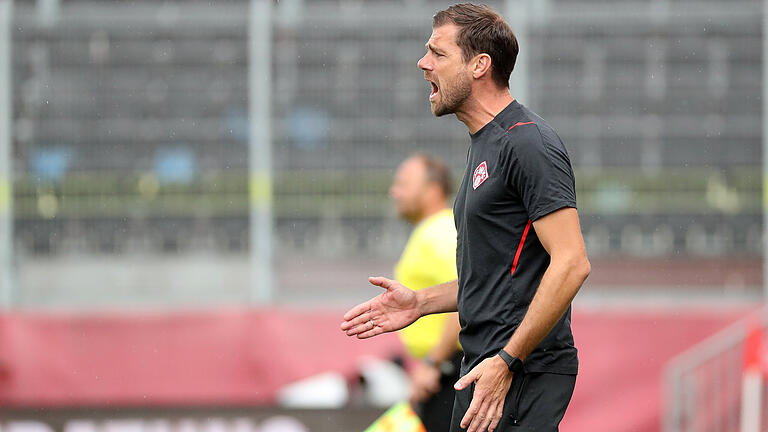 Trainer Marco Wildersinn (FC Würzburger Kickers) möchte mit seiner Mannschaft gegen den FC Augsburg II den fünften Pflichtspielsieg in Serie holen. Trainer Marco Wildersinn (FC Würzburger Kickers) möchte mit seiner Mannschaft gegen den FC Augsburg II den fünften Pflichtspielsieg in Serie holen.