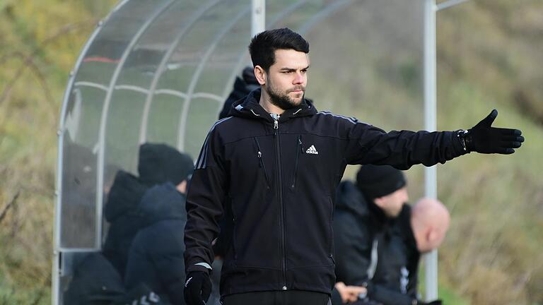 Trainer Victor Kleinhenz vom TSV Aubstadt am Spielfeldrand.